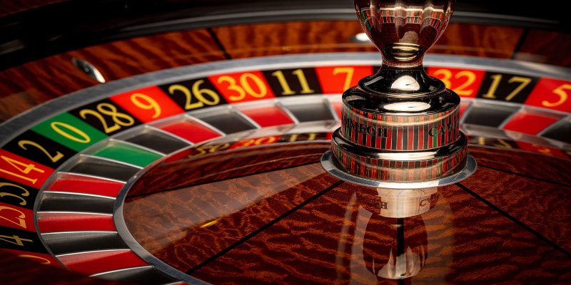 Dealer khởi động vòng quay Roulette Kubet để tìm người thắng